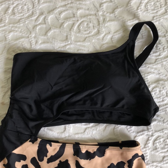 Pink Lily leopard/black belly cutout one piece - size s - Picture 4 of 6